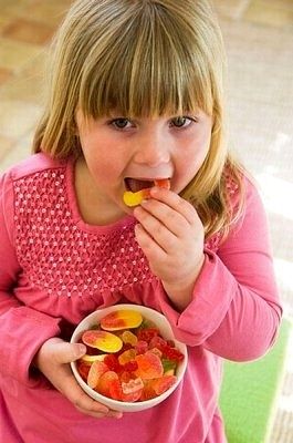 Copiii care consuma dulciuri in exces, vor fi mai violenti la maturitate